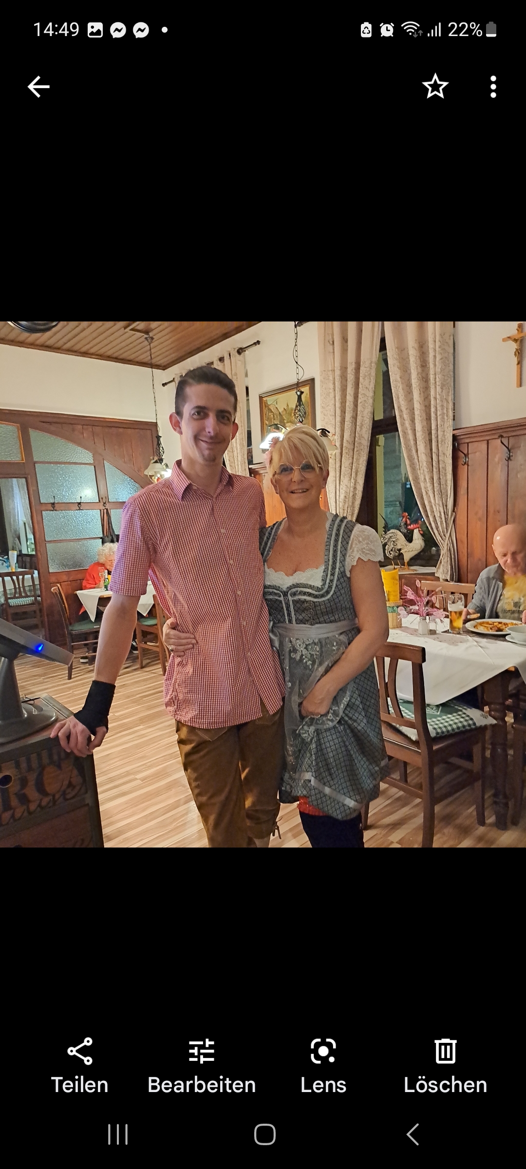 Detailaufnahme der traditionellen Holztheke mit Messingbeschlägen